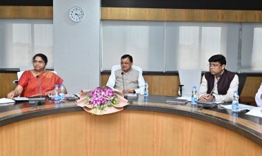 शराब दुकानों में पूर्णत: कैशलेश व्यवस्था शीघ्र स्थापित करने आबकारी मंत्री  लखन लाल देवांगन ने दिए निर्देश