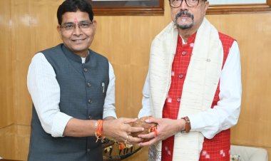 राज्यपाल श्री डेका से राजस्व मंत्री श्री वर्मा ने  की सौजन्य भेंट
