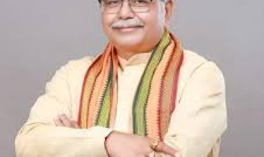 पूर्व विधानसभा अध्यक्ष धरमलाल कौशिक ने परसदा स्थित निवास पर धर्मपत्नी एवं सुपुत्रियों के साथ मिलकर मनाया तीज पर्व