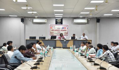 आदि कर्मयोगी अभियान और रजत महोत्सव को दें प्राथमिकता कलेक्टर ने साप्ताहिक समय-सीमा की बैठक में दिए निर्देश
