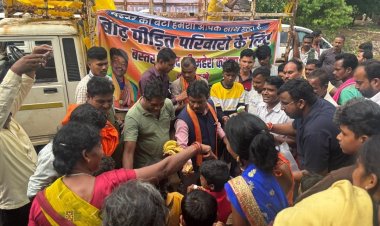 बाढ़ पीड़ितों से राहत शिविर में मिले बस्तर सांसद महेश कश्यप