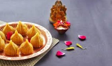 गणपति बप्पा का सबसे प्रिय प्रसाद माना जाता है. मोदक इसे कैसे तैयार करना है आईए जानते हैं.