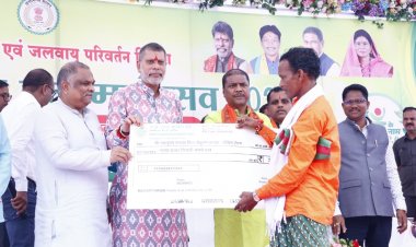 जिला स्तरीय वन महोत्सव में शामिल हुए वनमंत्री केदार कश्यप और भाजपा प्रदेश अध्यक्ष किरण सिंह देव