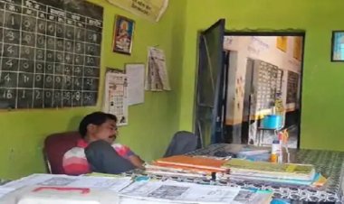 नशे में टल्ली हेडमास्टर..सीएम-पीएम का नाम ही नहीं पता…कुर्सी पर पैर रखकर फरमा रहा था आराम…अधर में नौनिहालों का भविष्य