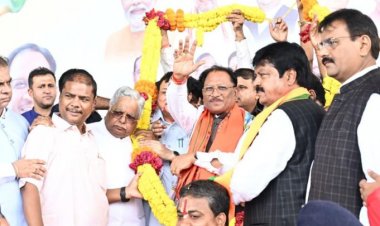 मुख्यमंत्री साय विदेश दौरे से लौटे रायपुर ,छत्तीसगढ़ी पारंपरिक नृत्य के साथ किया गया भव्य स्वागत