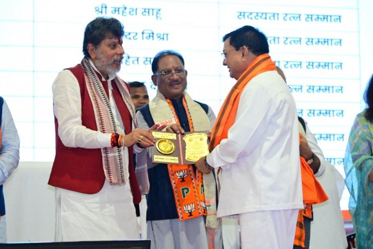 उद्योग मंत्री  लखन लाल देवांगन को 14419 सदस्य बनाने पर मुख्यमंत्री और भाजपा प्रदेश अध्यक्ष ने किया सदस्यता रत्न सम्मान से सम्मानित