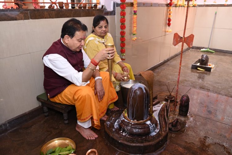 श्रद्धा, सेवा और समर्पण: विधायक डॉ. संपत अग्रवाल ने मंदिर में की पूजा, जनता के कल्याण का लिया संकल्प