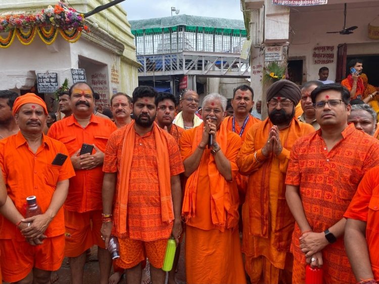 पूर्व विधानसभा अध्यक्ष धरमलाल कौशिक अपने धार्मिक यात्रा के द्वितीय चरण में बाबा बैद्यनाथ एवं बाबा वासुकीनाथ के दर्शन कर विधिवित रूप से की पूजा अर्चना।