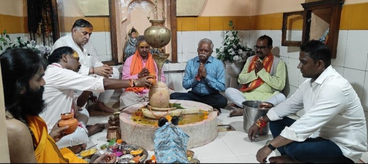 नीलकंठ महादेव मंदिर में 108 जड़ी बूटियों से हुआ रुद्राभिषेक स्नान भाजपा संगठन के मंत्री पवन साय हुए शामिल।