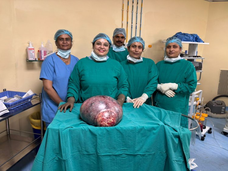 डॉ. भारत भूषण और डॉ. आकांक्षा चिखलिकर ने जटिल सर्जरी में 11.4 किलोग्राम के विशाल ओवेरियन ट्यूमर को सफलतापूर्वक निकाला।