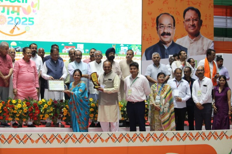 स्वच्छता संगम :- राष्ट्रीय स्तर पर छत्तीसगढ़ राज्य को स्वच्छता में गौरव दिलवाने वाले नगरीय निकायों का नगरीय प्रशासन एवं विकास विभाग ने किया सम्मान
