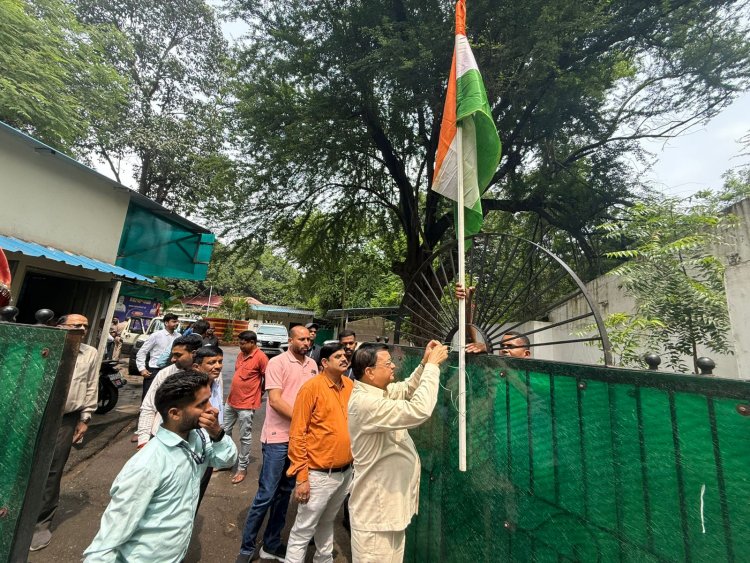 उद्योग मंत्री  लखन लाल देवांगन ने रायपुर निवास में तिरंगा फहराया