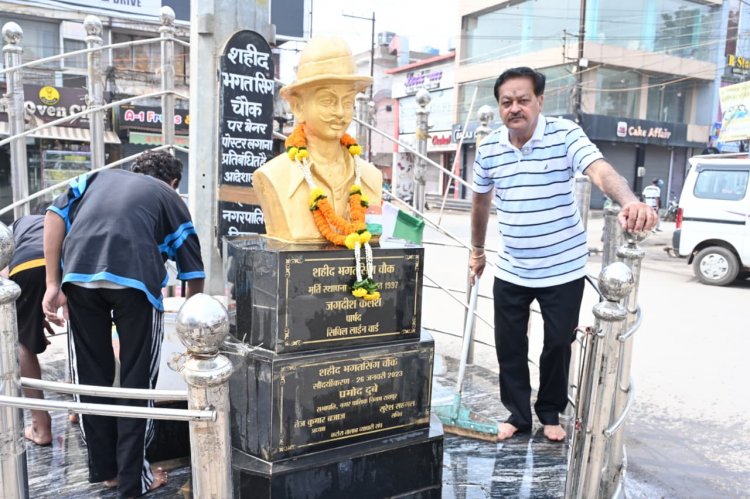 निगम संस्कृति विभाग अध्यक्ष अमर गिदवानी, पार्षद राजेश गुप्ता, महेन्द्र औसर ने महापुरूषों की मूर्तियों और चौराहो की झाडू लगाकर सफाई श्रमदान कर की