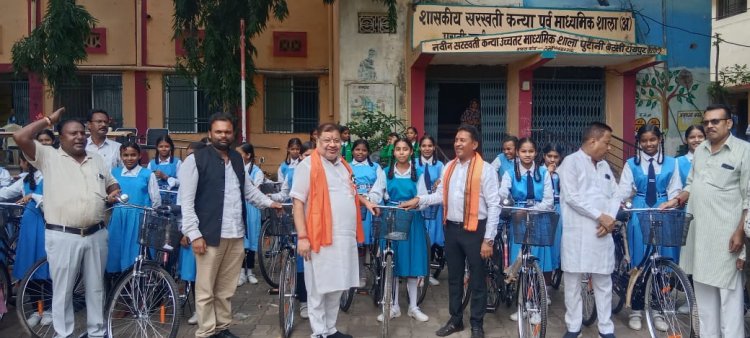 विधायक सुनील सोनी ने की स्कूल में 5 लाख की घोषणा