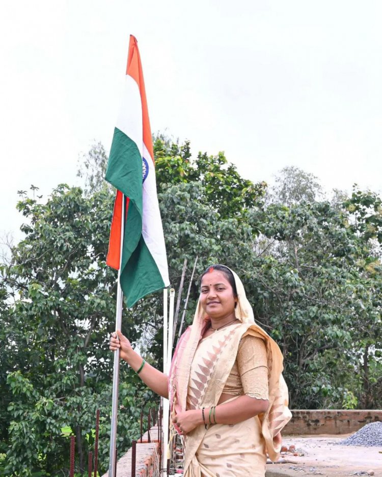  हर घर तिरंगा अभियान - मंत्री श्रीमती लक्ष्मी राजवाड़े ने निज निवास पर फहराया तिरंगा