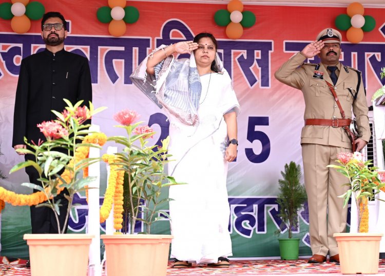 महासमुंद में सांसद श्रीमती रूपकुमारी चौधरी ने किया ध्वजारोहण