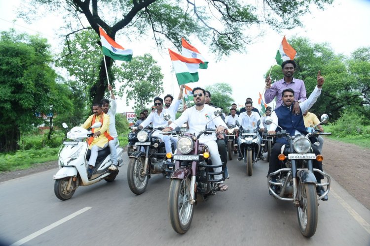 जो भरा नहीं है भावों से, जिसमें बहती रसधार नहीं वो हृदय नहीं एक पत्थर है, जिसमें स्वदेश का प्यार नहीं'