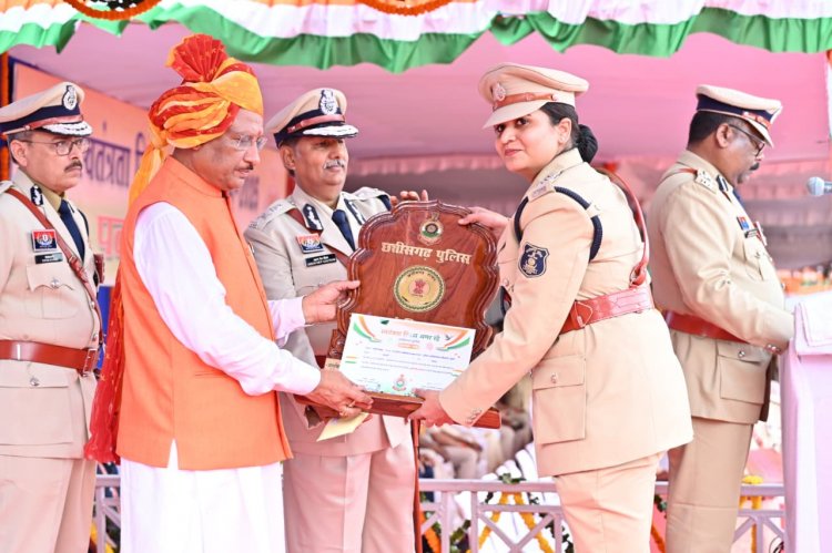 स्वतंत्रता दिवस समारोह: मुख्यमंत्री ने 35 पुलिस अधिकारियों एवं जवानों को पुलिस पदकों से किया सम्मानित