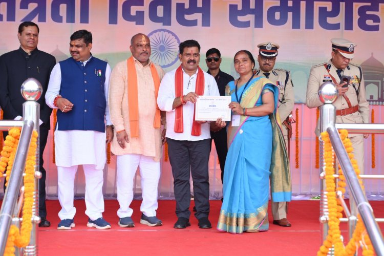 - स्वतंत्रता संग्राम सेनानियों के परिजनों और शहीदों के परिजनों को किया सम्मानित