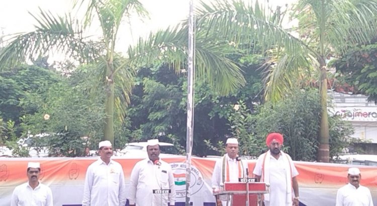 पीसीसी अध्यक्ष दीपक बैज ने राजीव भवन में ध्वजारोहण किया