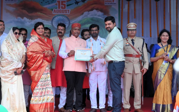 मंत्री  केदार कश्यप ने ध्वजारोहण कर परेड की ली सलामी