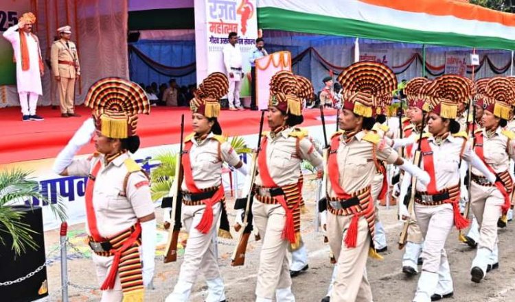 स्वास्थ्य मंत्री ने ध्वजारोहण कर परेड की सलामी ली