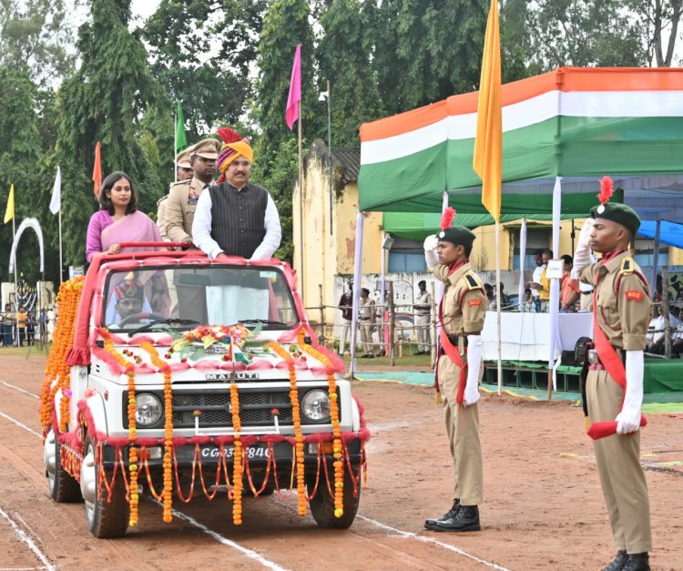 विधायक  विक्रम उसेण्डी ने ध्वजारोहण कर ली परेड की सलामी