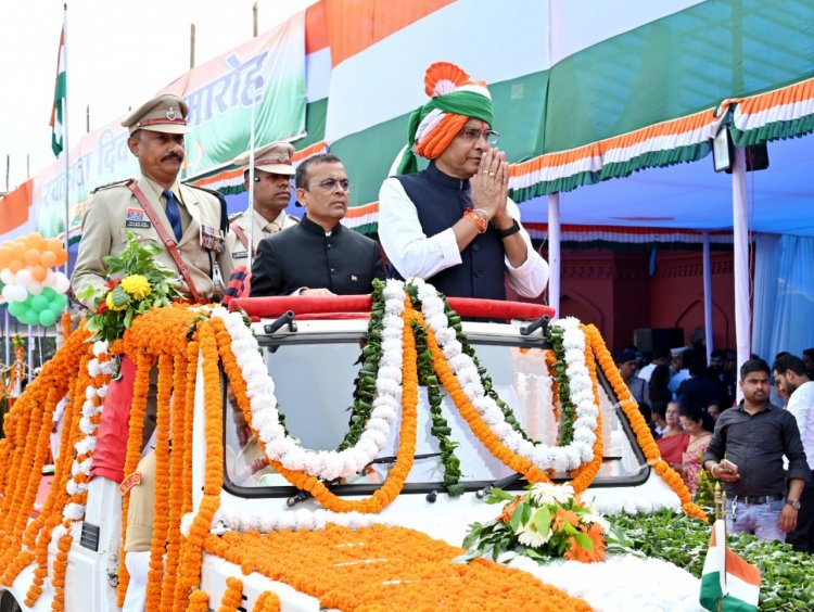  स्वतंत्रता संग्राम सेनानियों व शहीदों के परिजन और उत्कृष्ट सेवाओं के लिए अधिकारियों-कर्मचारियों का हुआ सम्मान