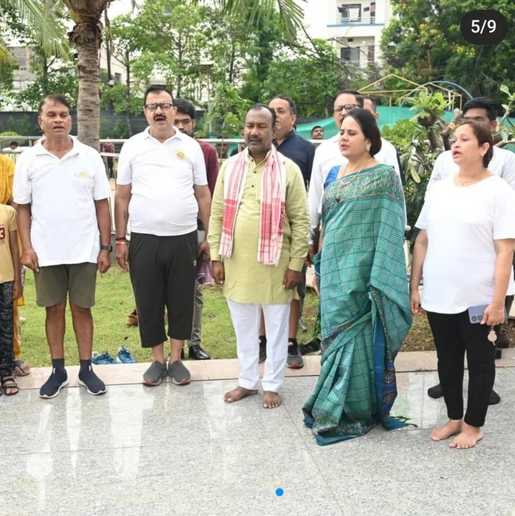 79वें स्वतंत्रता दिवस पर तेलीबाँधा मरीन ड्राइव में 82 मीटर ऊँचे फ्लैग पोस्ट पर महापौर मीनल ने फहराया विशाल राष्ट्रध्वज तिरंगा0