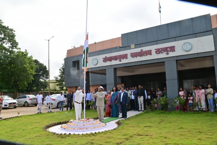 अम्बिकापुर : सरगुजा संभागायुक्त  नरेंद्र दुग्गा ने संभाग आयुक्त कार्यालय में किया ध्वजारोहण