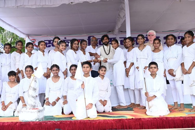 आरंग हाईस्कूल मैदान में गुरु खुशवंत साहेब जी ने ध्वजारोहण कर ली परेड की सलामी – प्रतिभाशाली छात्र–छात्राओं का हुआ सम्मान