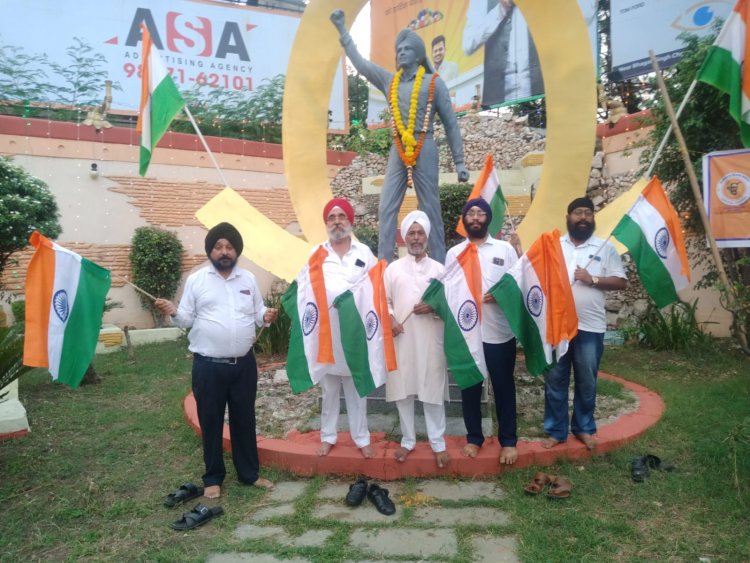 छत्तीसगढ़ सिक्ख समाज ने स्वतंत्रता दिवस पर शहीदों के सम्मान में पहली बार भगत सिंह चौक पर लहराया तिरंगा : गूंजे – भारत माता की जय, शहीद अमर रहें"