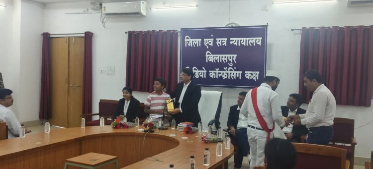 छत्तीसगढ़ में कर्मचारी संघ जिला शाखा बिलासपुर की ओर से जिला न्यायालय परिसर कॉन्फ्रेंस हॉल में न्यायिक गौरव सम्मान का आयोजन किया गया