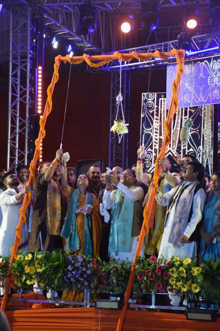 मुख्यमंत्री  श्री साय ने निभाई दही-हांडी की परंपरा  श्री साय ने इस भव्य आयोजन के सफल संचालन हेतु आयोजक  बसंत अग्रवाल एवं उनकी टीम को हार्दिक बधाई दी
