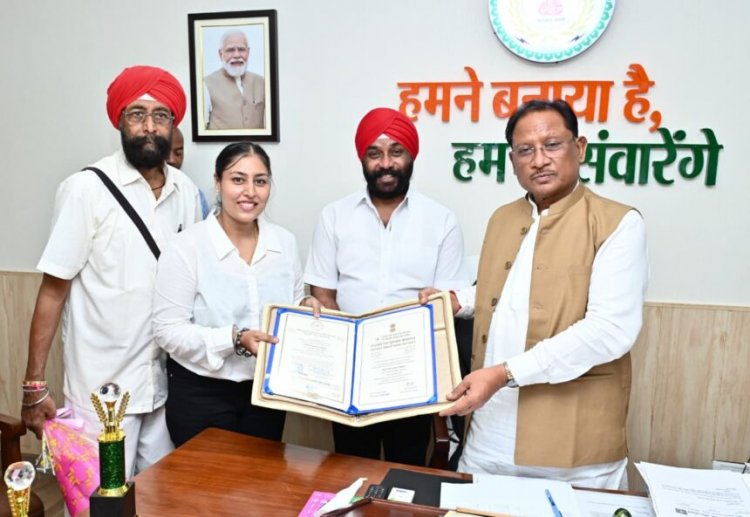 सीएम साय से राष्ट्रपति सम्मान से सम्मानित देवाशीष और मनतृप्त कौर ने की सौजन्य मुलाकात, मुख्यमंत्री ने दी बधाई