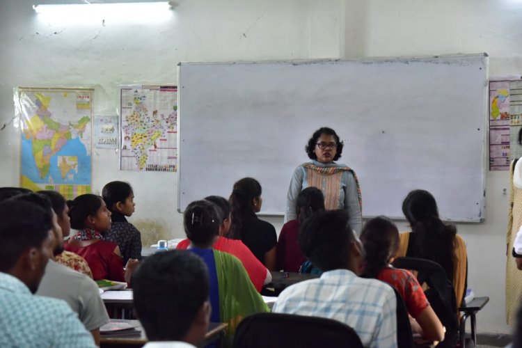 कलेक्टर नूपुर राशि पन्ना ने लक्ष्य कोचिंग सेंटर का किया निरीक्षण, युवाओं से चर्चा कर दिए सफलता के मंत्र