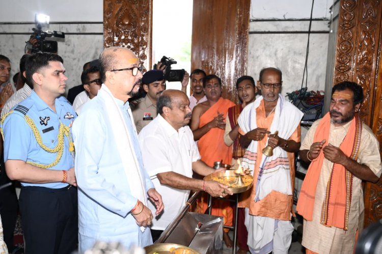 राज्यपाल रमेन डेका ने गायत्री नगर पहुंचकर जगन्नाथ मंदिर में पूजा कर समस्त प्रदेशवासियों की सुख-समृद्धि, शांति और खुशहाली की मंगल कामना की।