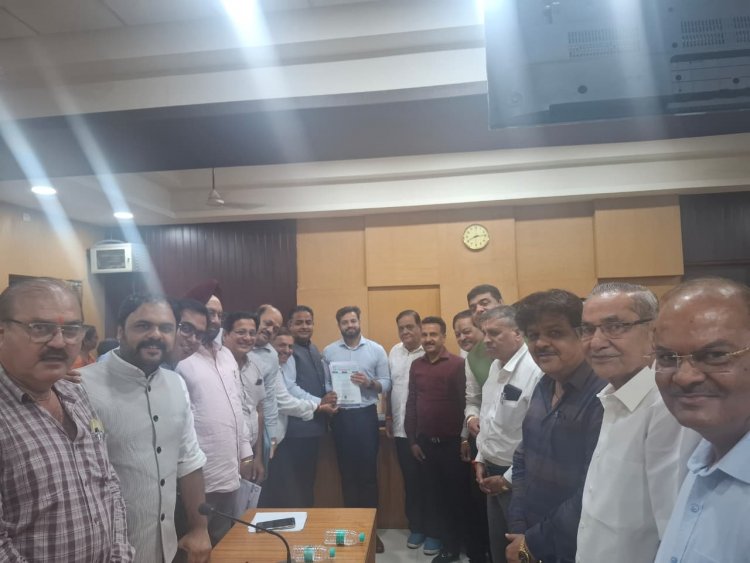 चेम्बर के इतिहास में 4 घंटे मैराथन बैठक चली, जीएसटी से संबंधित व्यापारियों को आ रही समस्याओं को जीएसटी आयुक्त पुष्पेन्द्र कुमार मीणा ने ध्यानपूर्वक सुना