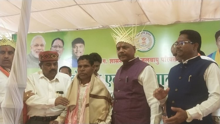 वनमंत्री केदार कश्यप के आग्रह पर किसान ने वनभूमि कब्जा छोड़ा, मंच से किया गया सम्मान