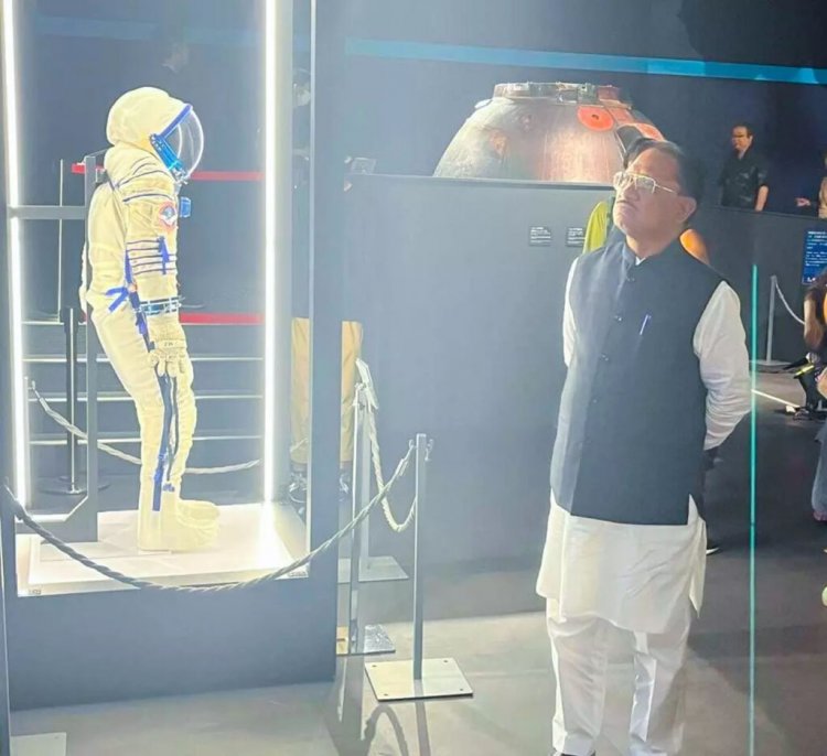 सीएम विष्णुदेव साय ने डीप स्पेस – टू द मून एंड बियॉन्ड प्रदर्शनी का किया अवलोकन
