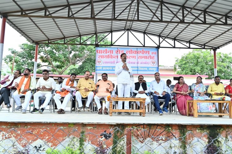 छात्र छात्राओ की उपस्थिति के मध्य रायपुर ग्रामीण विधायक निधि से 10 लाख की स्वीकृत लागत से शाला परिसर में नवनिर्मित प्रार्थना शेड का फीता काटकर लोकार्पण करते हुए शानदार सौगात दी