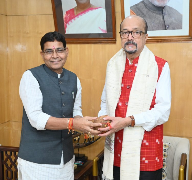 राज्यपाल श्री डेका से राजस्व मंत्री श्री वर्मा ने  की सौजन्य भेंट