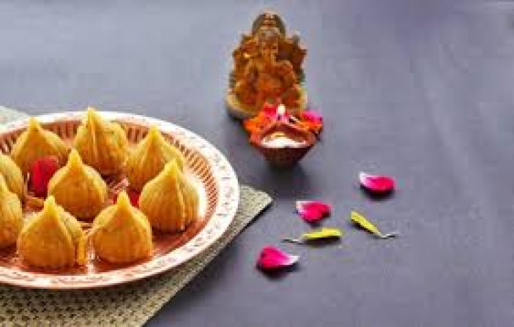 गणपति बप्पा का सबसे प्रिय प्रसाद माना जाता है. मोदक इसे कैसे तैयार करना है आईए जानते हैं.