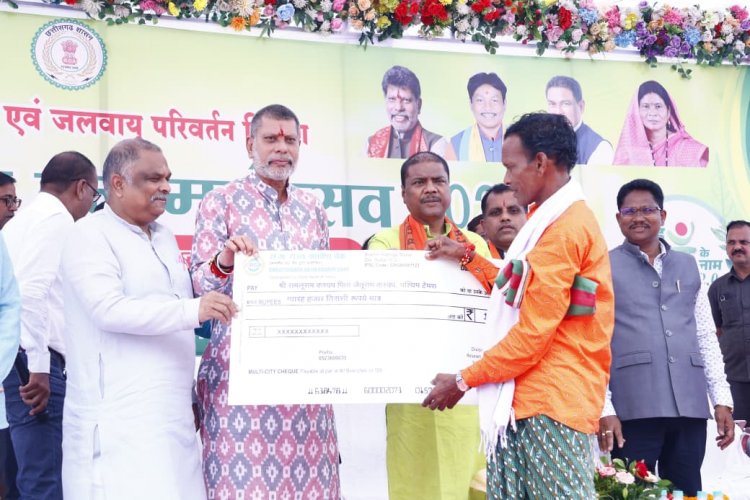 जिला स्तरीय वन महोत्सव में शामिल हुए वनमंत्री केदार कश्यप और भाजपा प्रदेश अध्यक्ष किरण सिंह देव