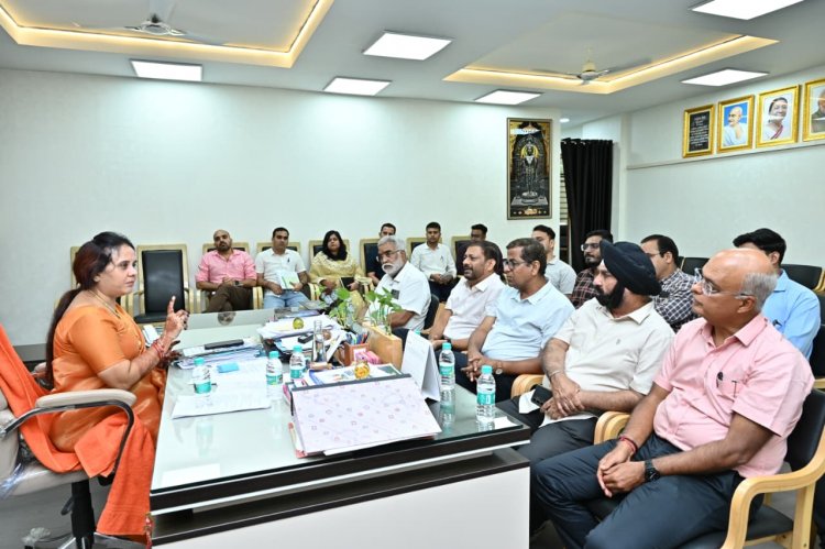 बिल्डर से अगले 10 वर्ष तक नई कॉलोनी में रहवासियों के लिए जल प्रदाय की व्यवस्था के प्रबंध की जानकारी लेना नगर निगम नगर निवेश  अभियंतागण पूर्व निश्चित करें -महापौर मीनल  के निर्देश