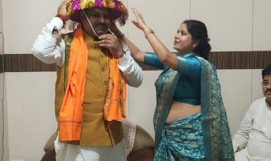मंत्री गजेंद्र यादव का धमतरी आगमन पर  पारम्परिक खुमरी  पहनाकर एवं गुलदस्ता भेंट कर स्वागत किया-प्रदेश भाजपा उपाध्यक्ष  रंजना डिपेंद्र साहू