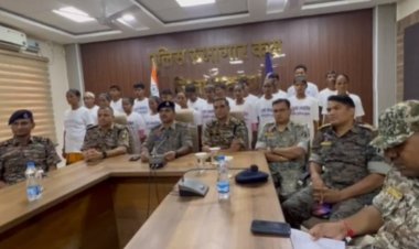 Breaking : 33 लाख के ईनामी 20 खूंखार नक्सलियों ने किया आत्मसमर्पण