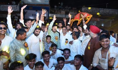 खरोरा नगर में धूम धाम से निकाली गयी झांकी, विधायक अनुज हुए शामिल