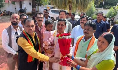 आज जगदलपुर आगमन पर केंद्रीय राज्य मंत्री तोखन साहू का जगदलपुर एयरपोर्ट पर भव्य स्वागत किया गया।