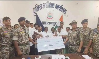 Breaking : नारायणपुर में 18 लाख इनामी 12 नक्सलियों ने किया सरेंडर